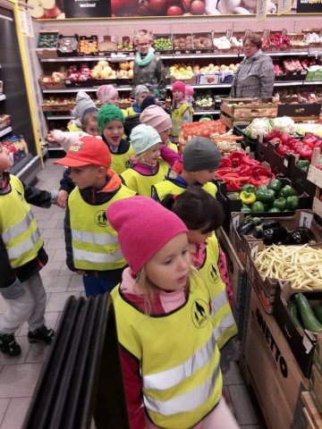 GR. II Wycieczka do pobliskiego sklepu z warzywami i owocami 2019